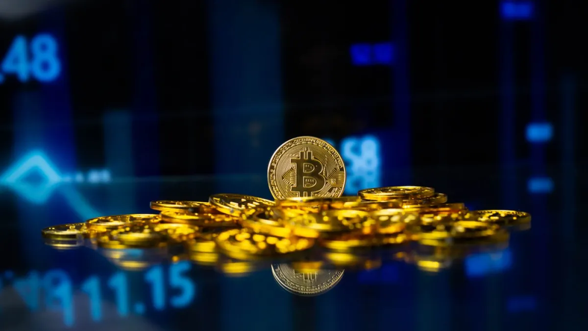 Bitcoin Hovers Near $28,000
