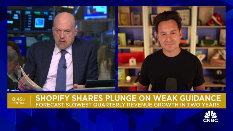 Shopify shares plunge 18% on weak guidance