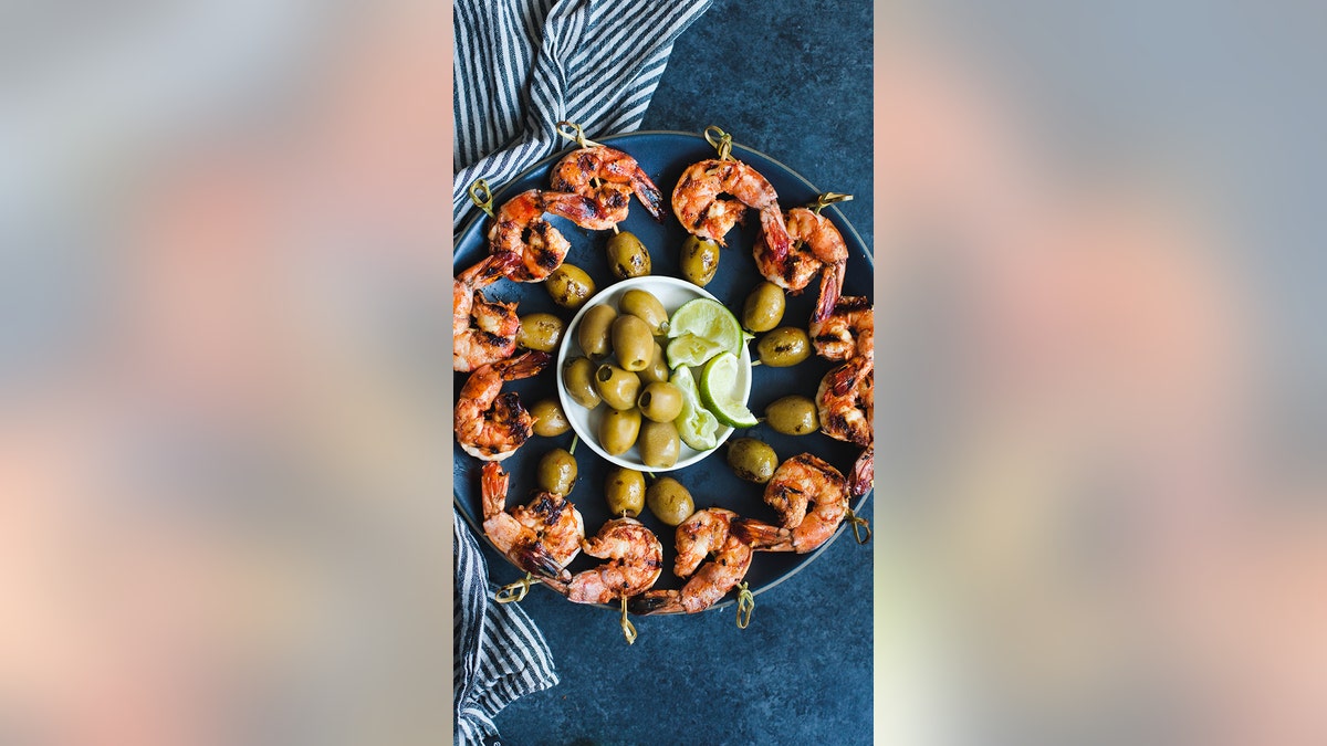 Spicy grilled shrimp and olive skewers for dinner: Try the recipe