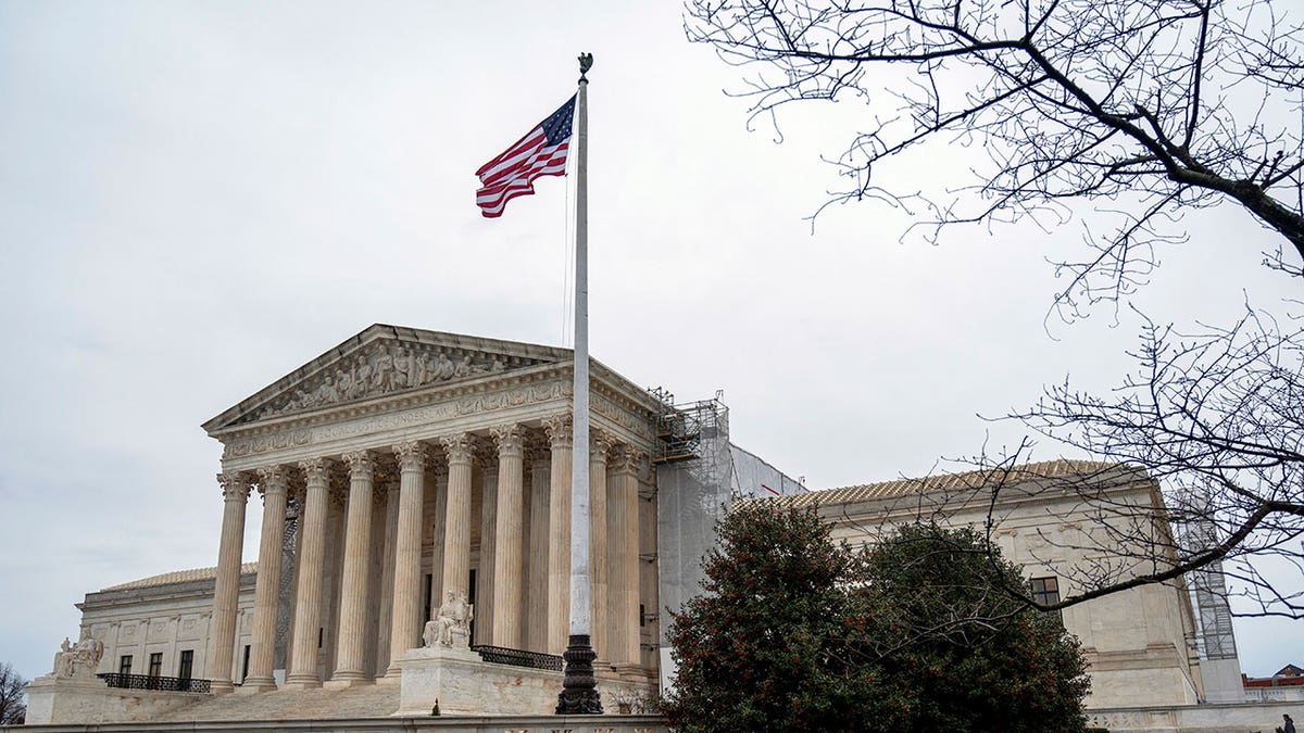 Sen Durbin demands Justice Alito recuse from Trump cases after flying upside-down US flag