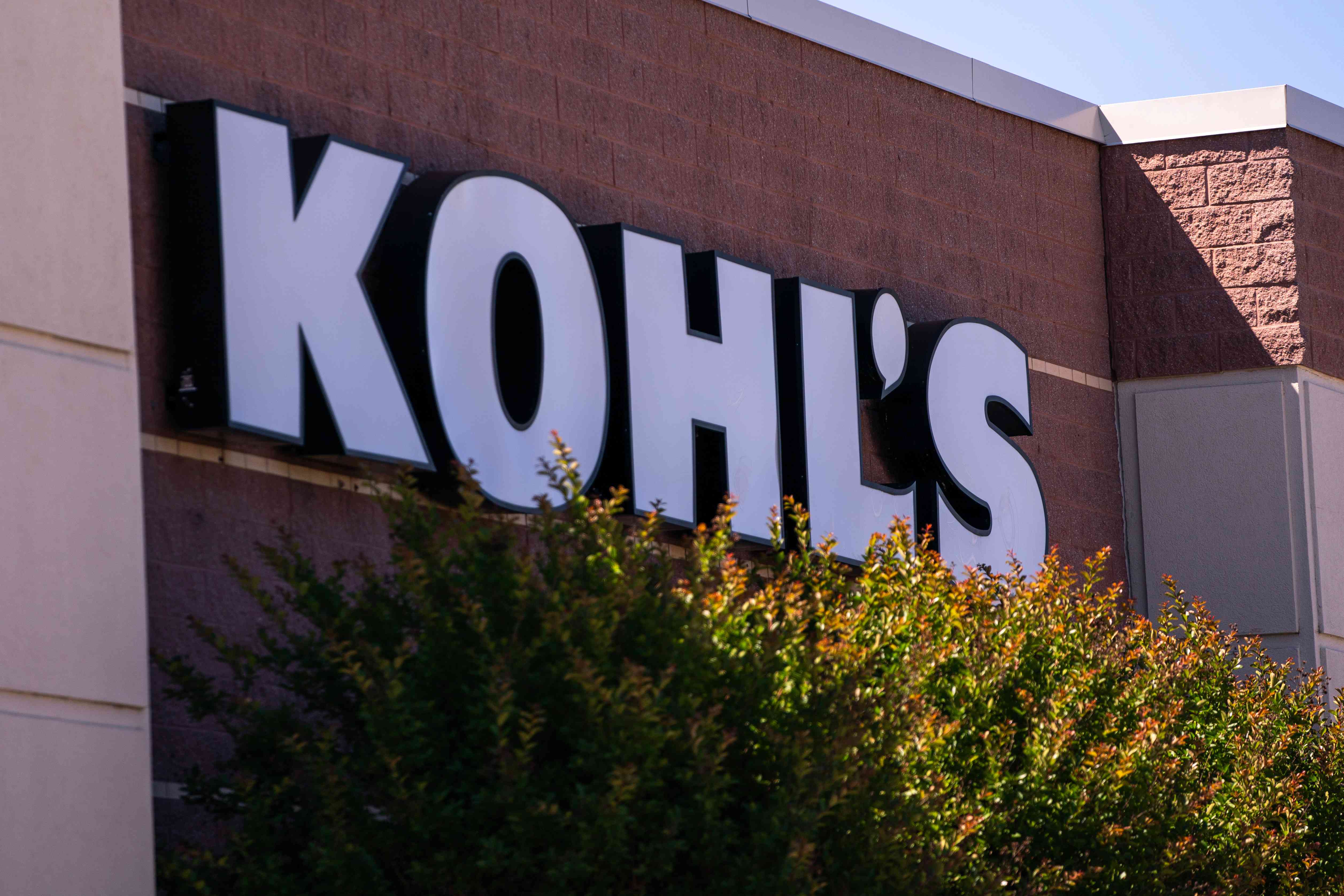 Kohl’s Tumbles on Surprise Loss, Lowered Guidance