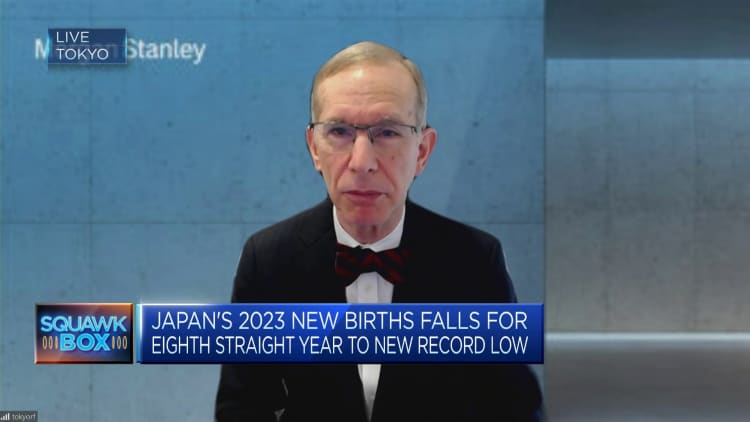 Japan pushes citizens toward dating apps to boost birth rates