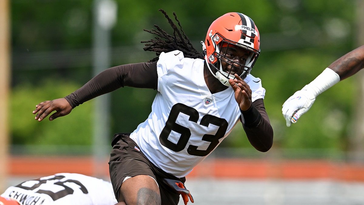 Ex-Browns player arrested after allegedly driving SUV through restaurant, causing $300,000 in damage