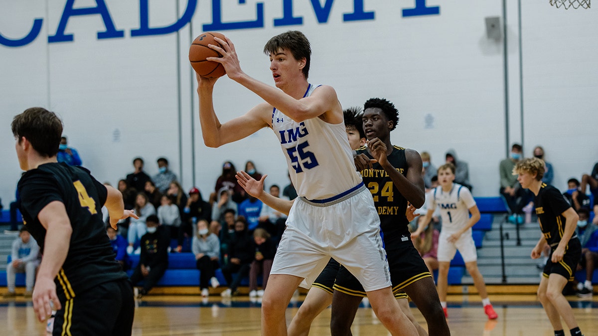 Florida recruit, who stands at nearly 8 feet tall, set to become tallest college basketball player ever