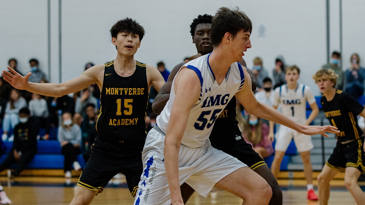 Florida recruit, who stands at nearly 8 feet tall, set to become tallest college basketball player ever