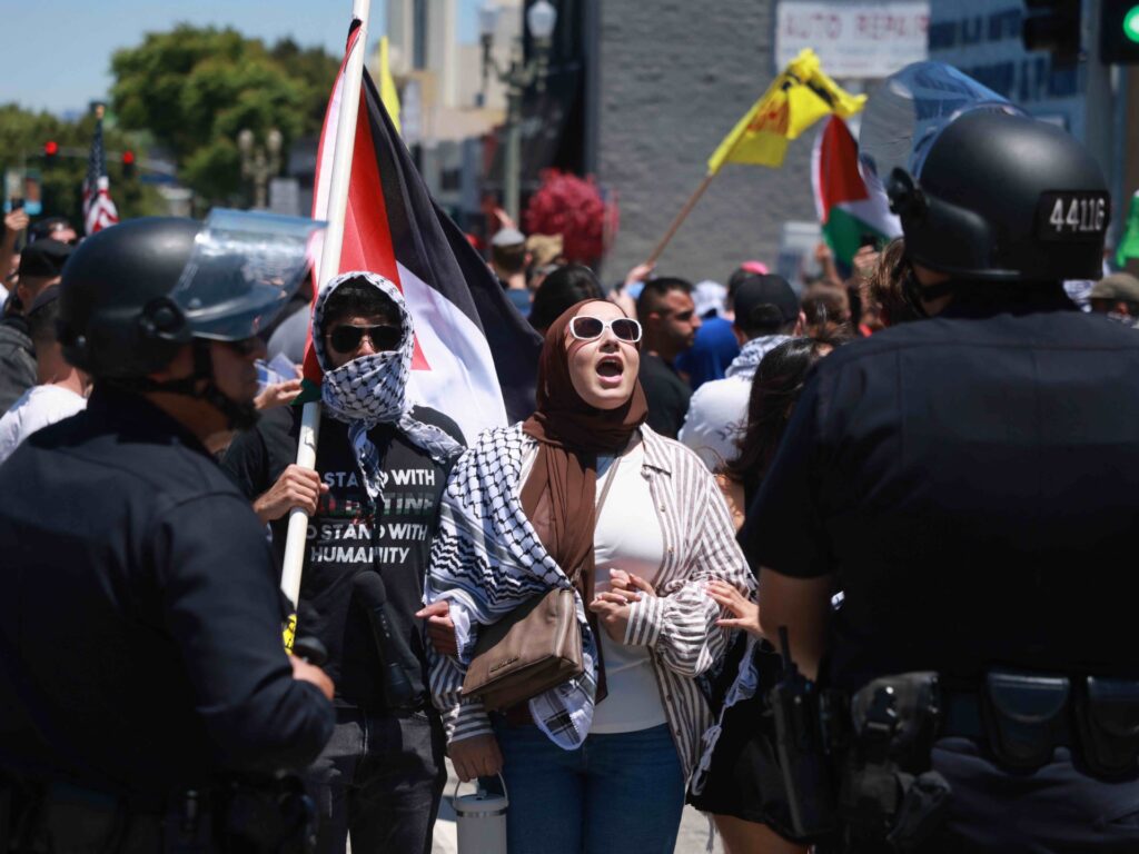 Newsom, Bass Silent as Antisemitic Mob Targets Synagogue in L.A.