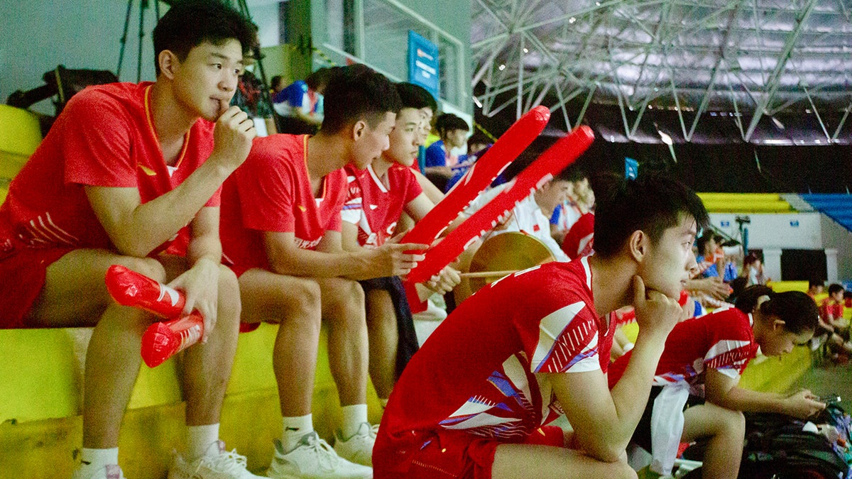 Chinese badminton player, 17, dies after collapsing during match