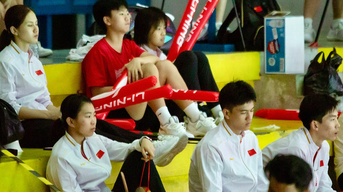 Chinese badminton player, 17, dies after collapsing during match