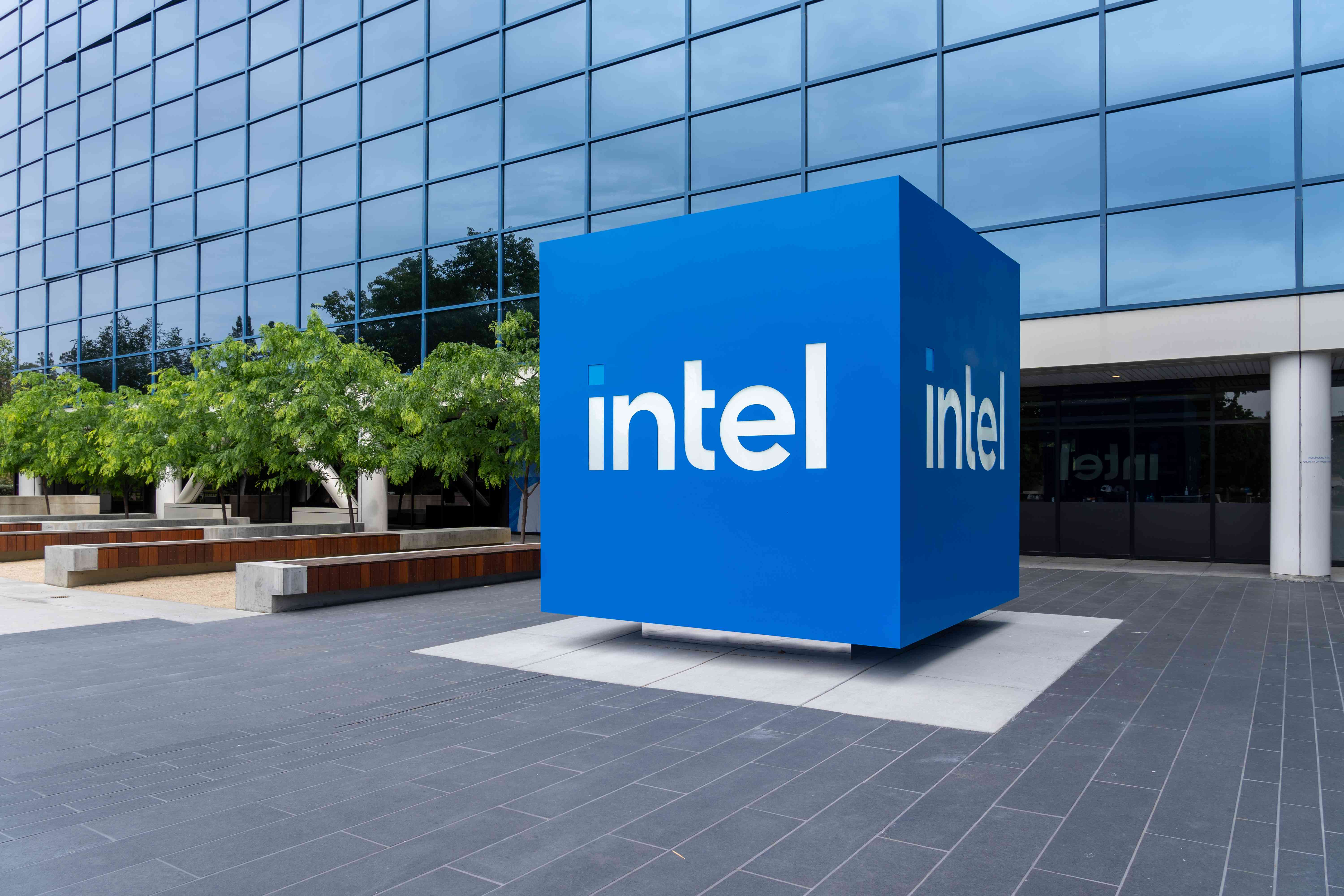 Intel, Super Micro Computer Surge on AI Boost