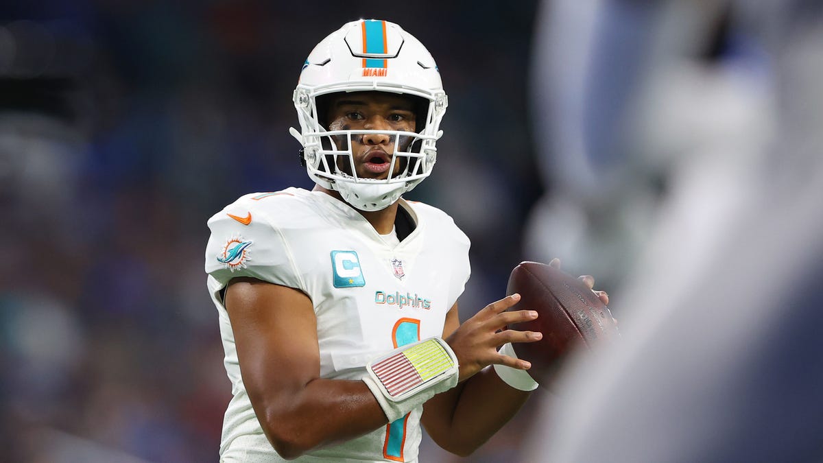 ‘Hawk Tuah Girl’ wears Tua Tagovailoa shirt at South Florida club appearance