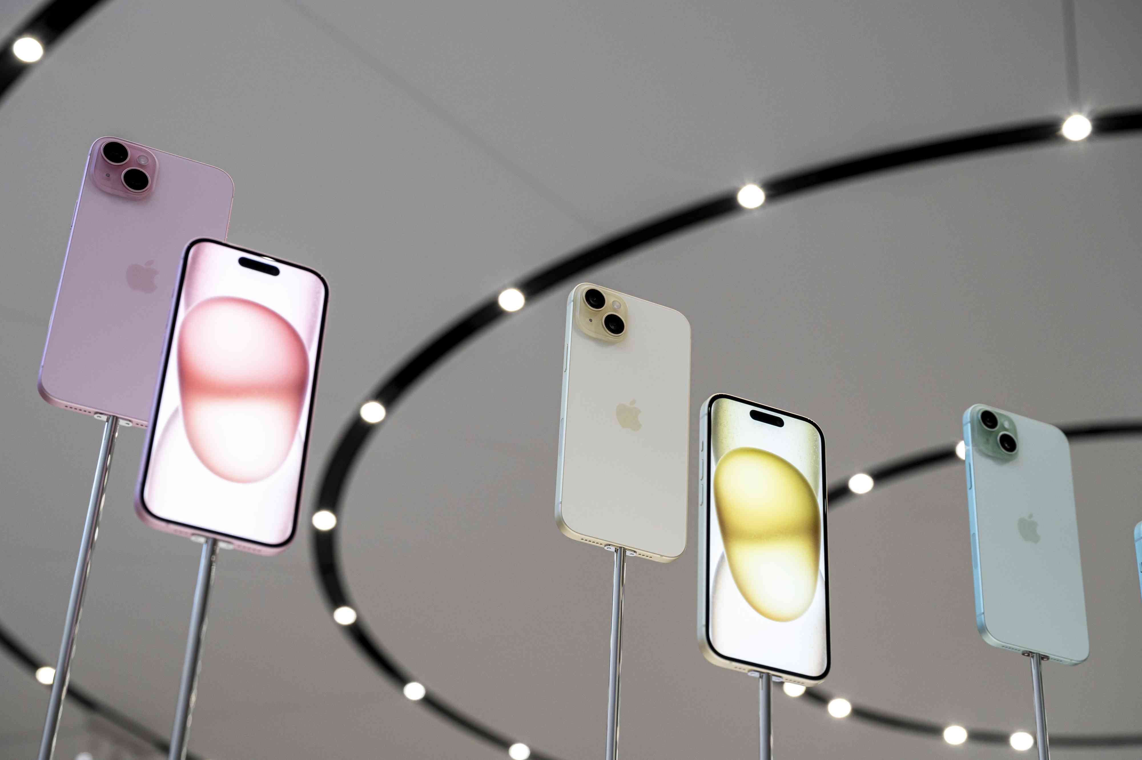 Apple Stock Hits Record High as Analysts Hike Price Targets on AI Optimism