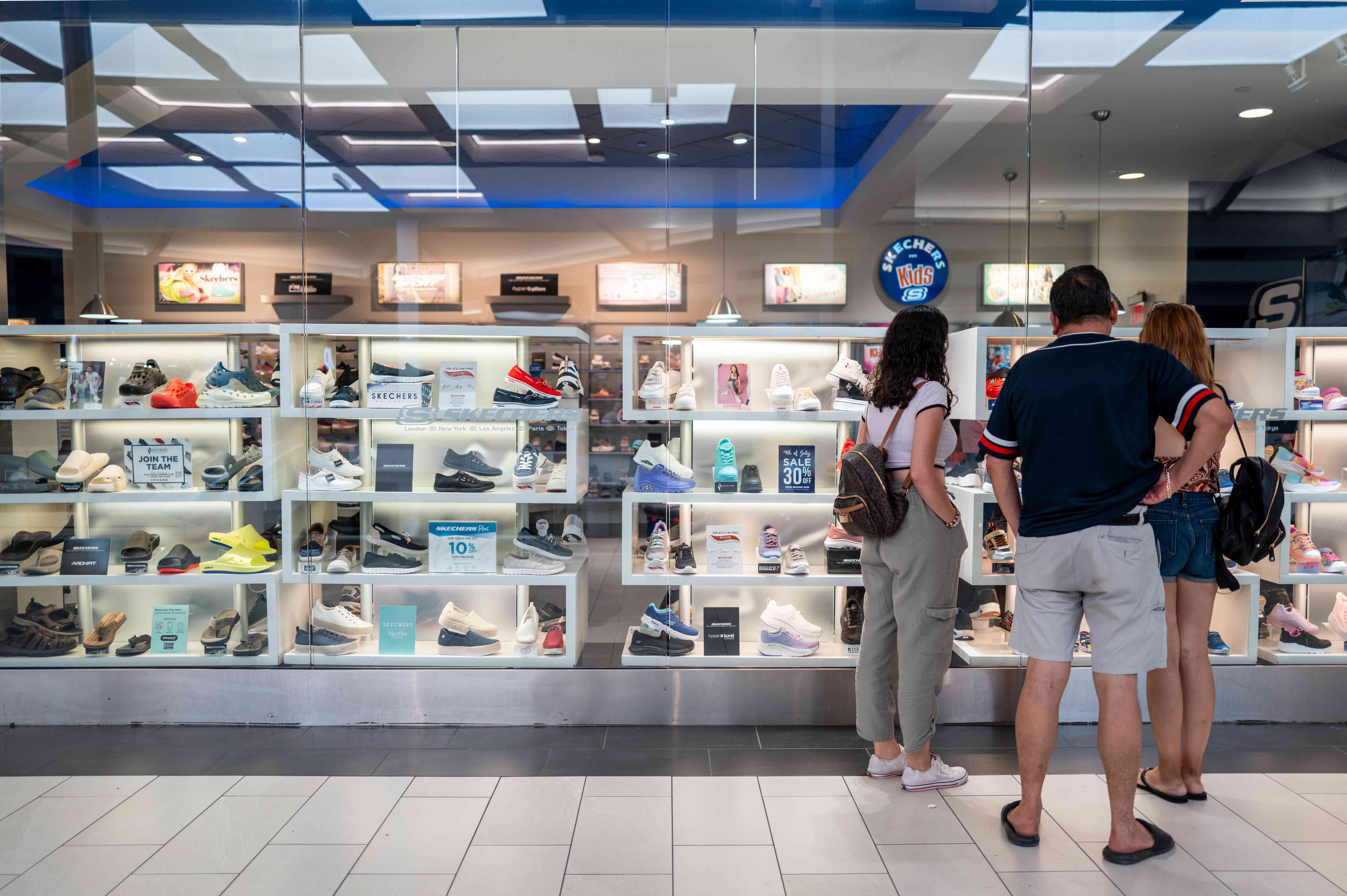 US Consumer Sentiment Declines As Low Earners Become More Concerned