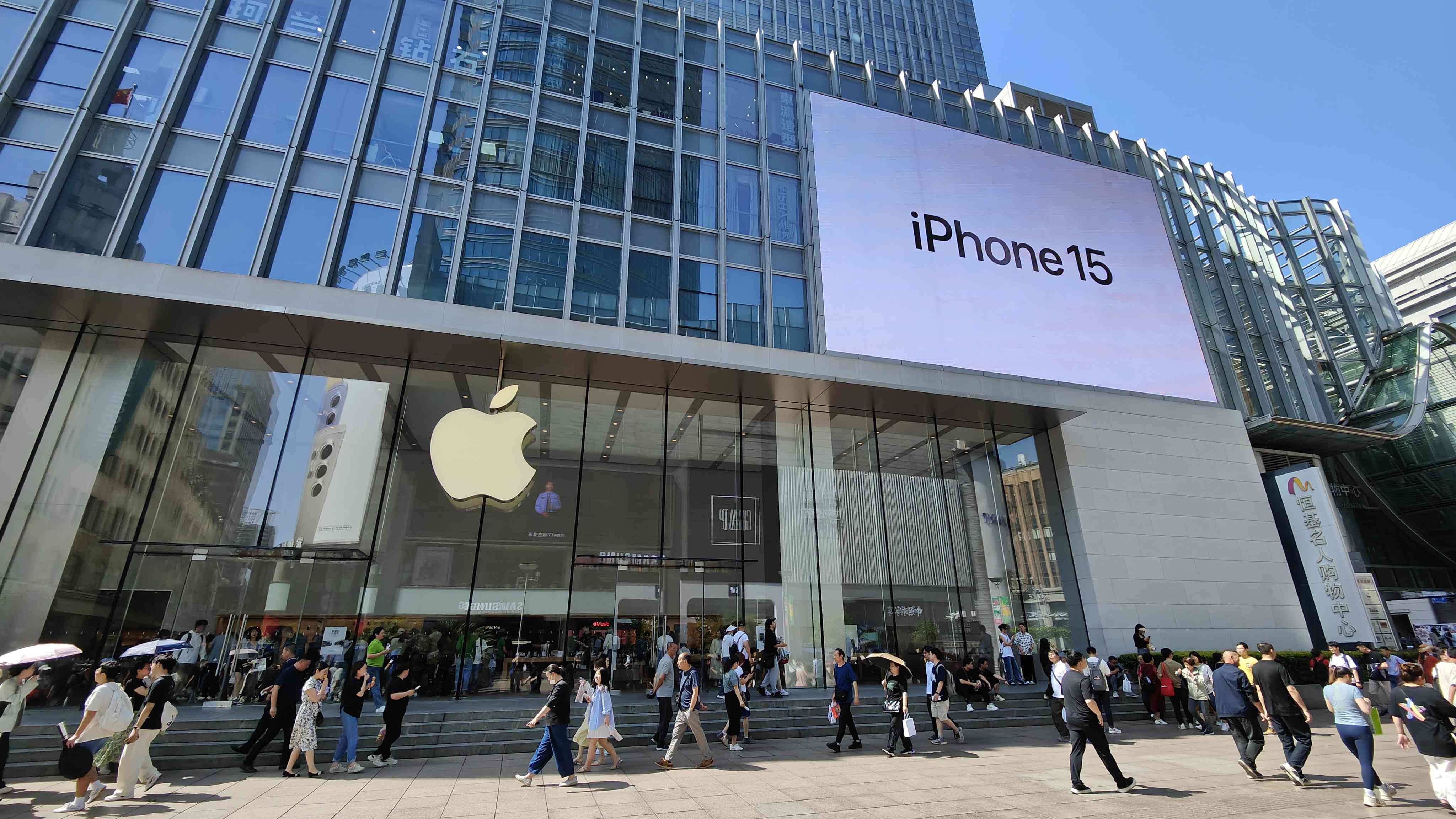 Apple’s Fortunes in China Worsen, Research Firms Say