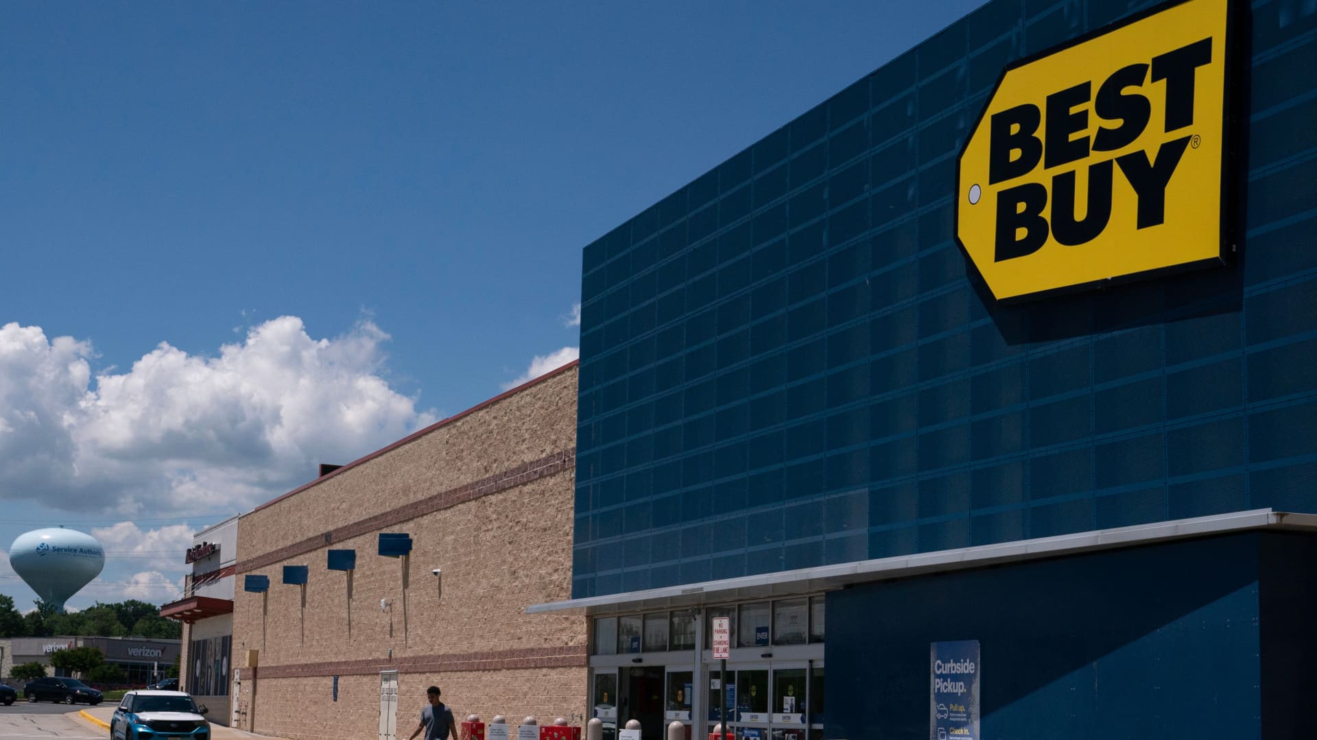 Debate on whether to trim Best Buy ahead of next week’s earnings