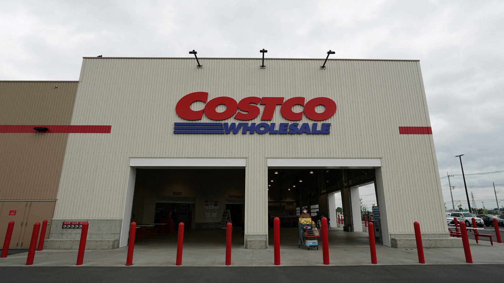Stock market rotation back? Plus, the mob scene at Costco’s new store in Japan