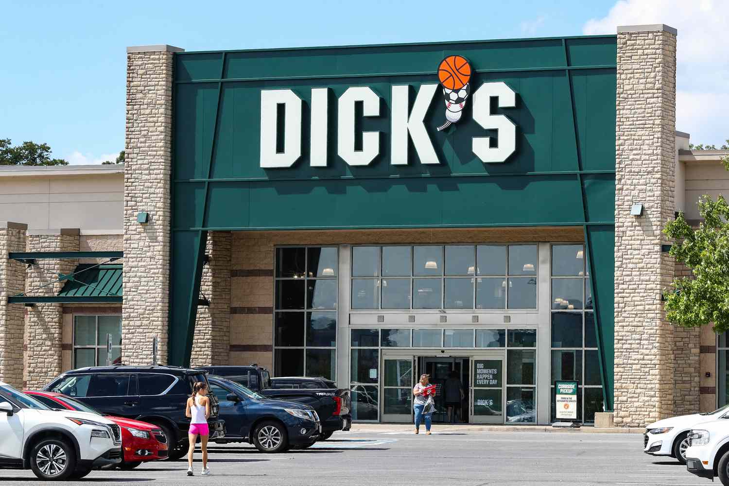 Dick’s Stock Sinks as Guidance Disappoints