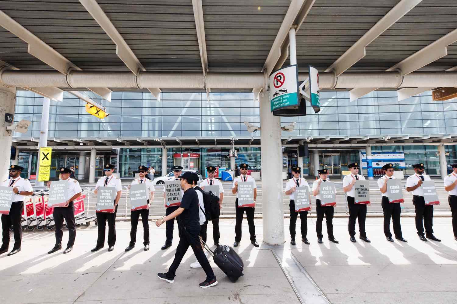 Air Canada Plans for Shutdowns If Deal With Pilots Isn’t Reached