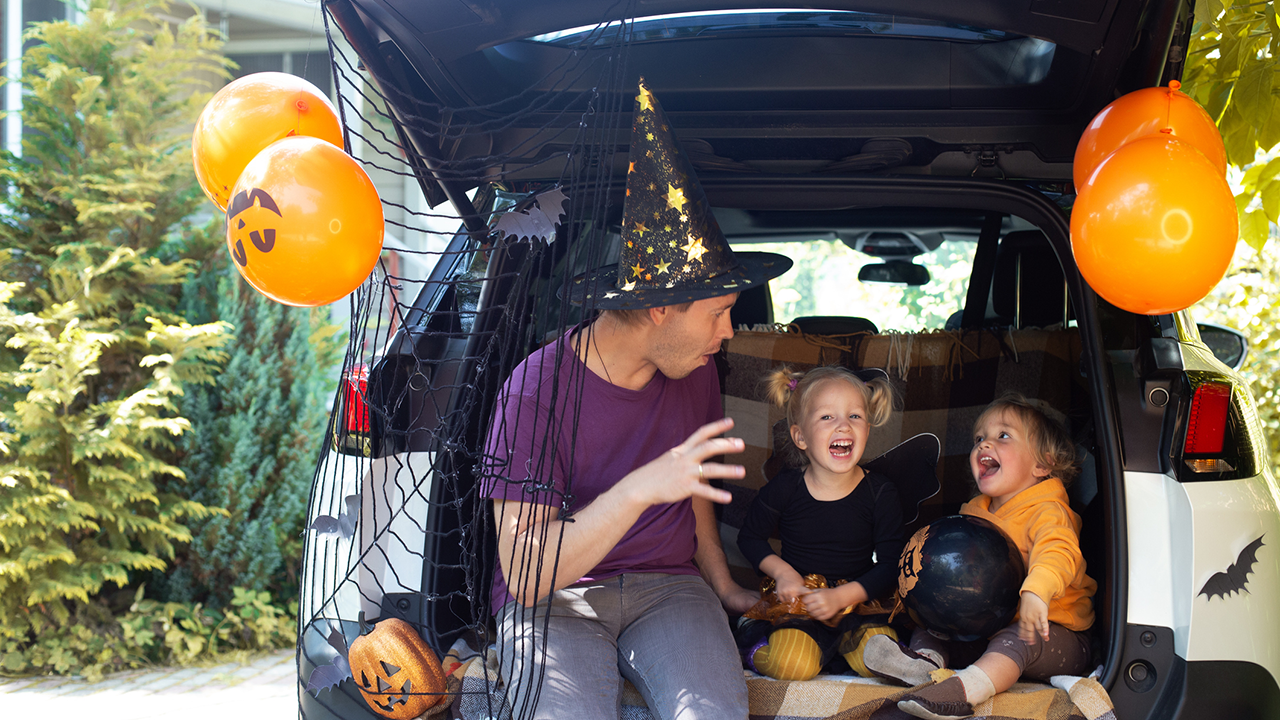 5 Halloween trunk-or-treat decoration kits that are festive