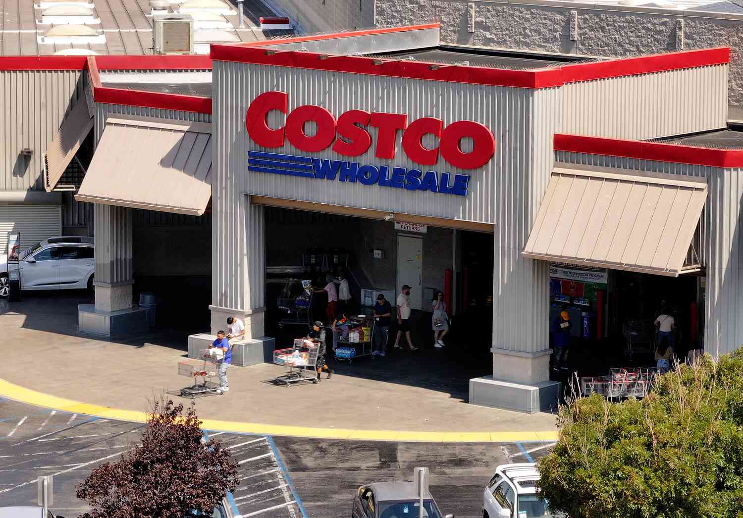 Costco’s Earnings Top Estimates, But Sales Miss as Growth Slows