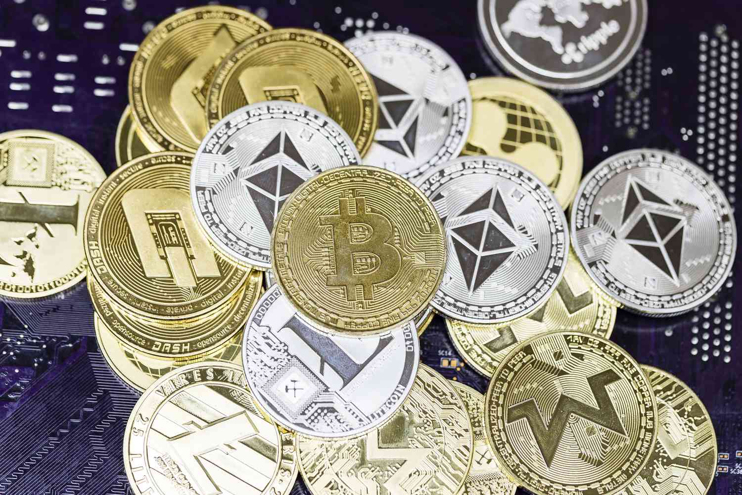 Coinbase Global, MicroStrategy Stocks Drop on Crypto Price Pullback