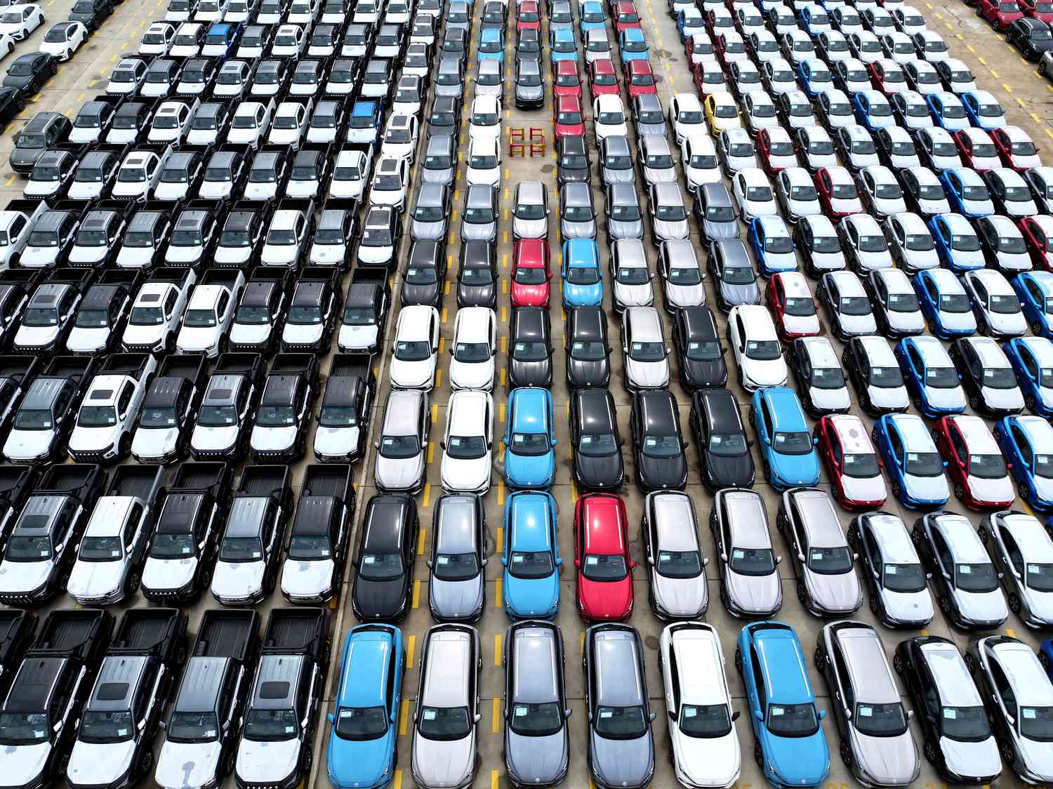 EU Approves Tariffs on Chinese EVs, Risking Beijing Retaliation