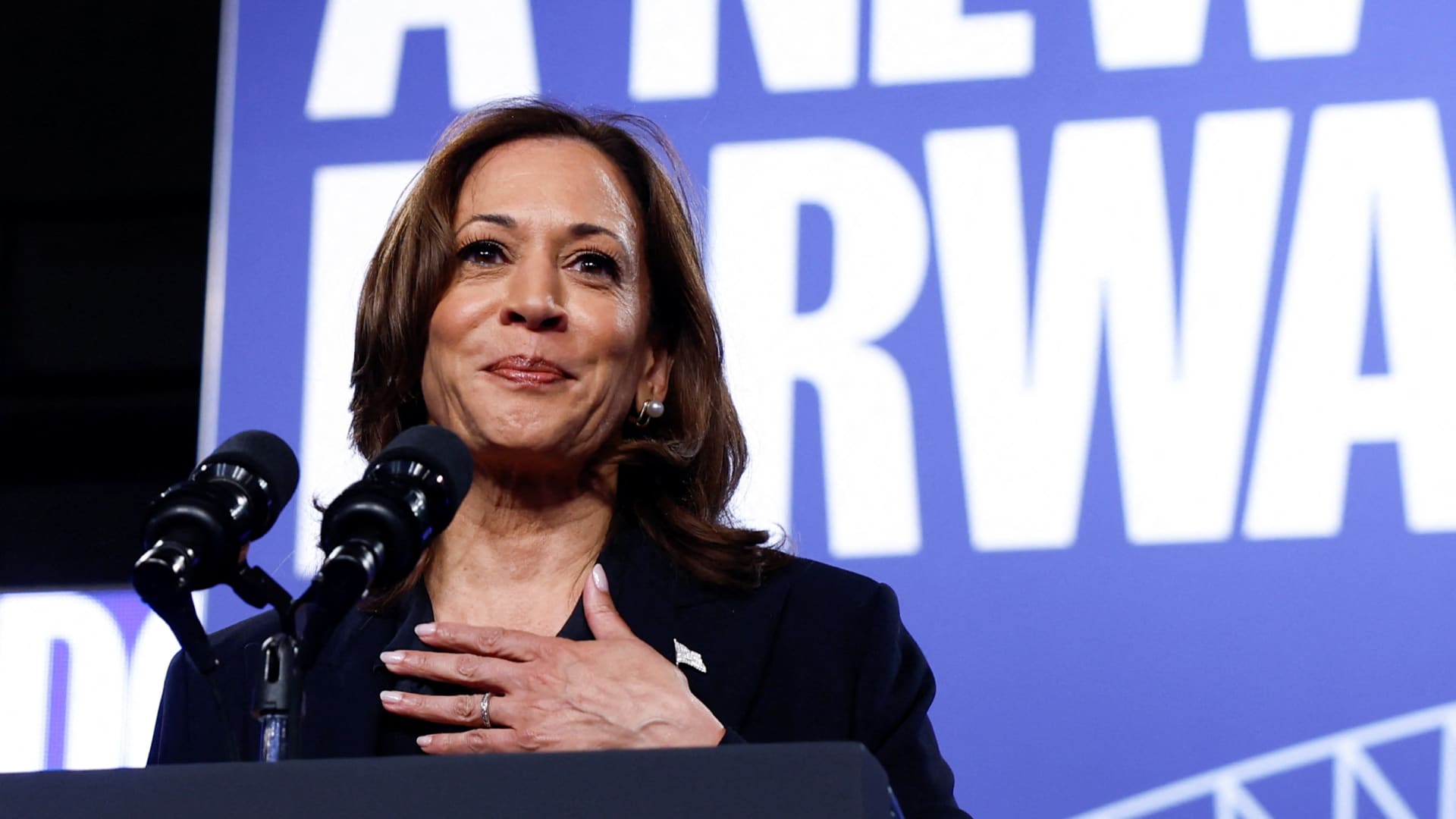 Economic tailwinds for Kamala Harris has few parallels, economists say