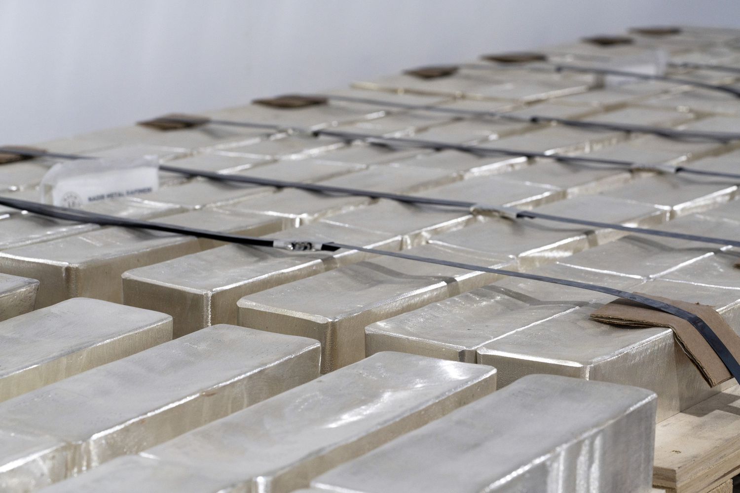 Silver Rally Stumbles But Metal Remains Supported by Industrial Demand