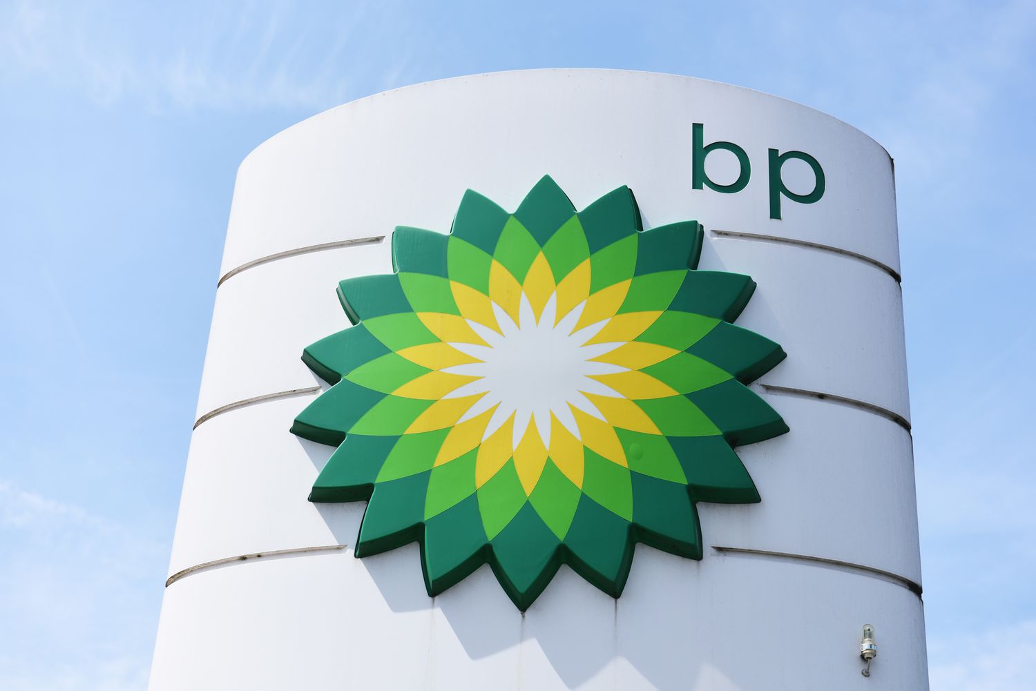BP Profit Plummets on Lower Refining Margins, Oil Trading