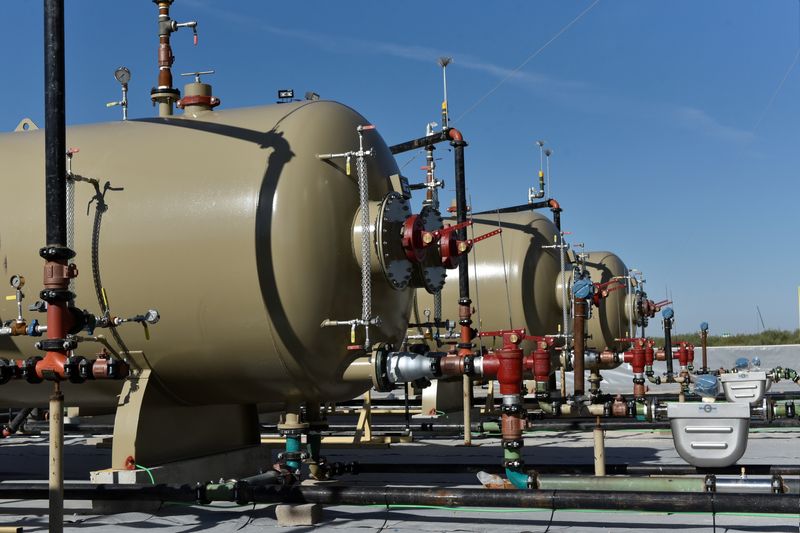 Crude oil edges higher; annual losses likely