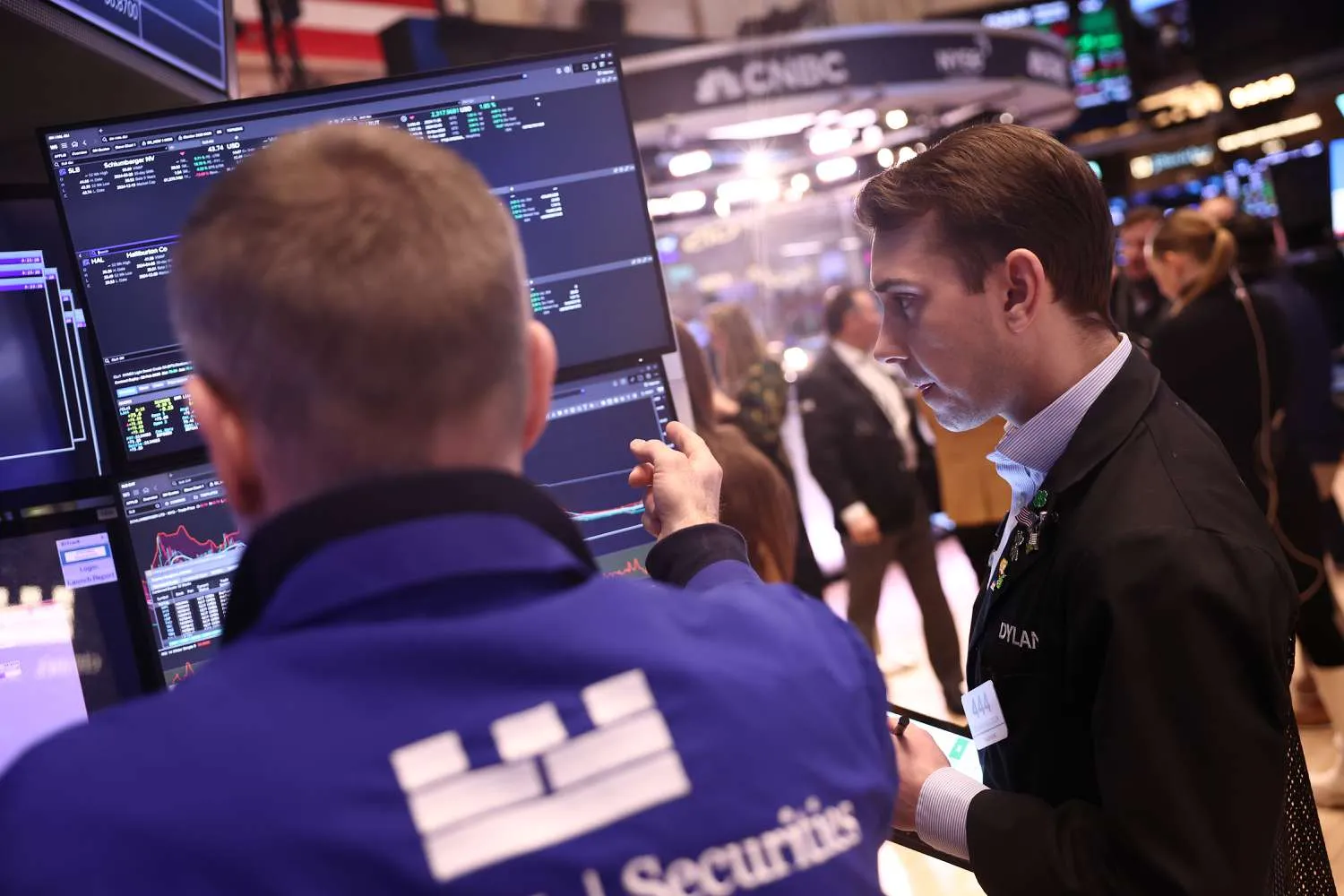 Treasury Yields Dip as Traders Assess Fed Remarks and Await GDP Data