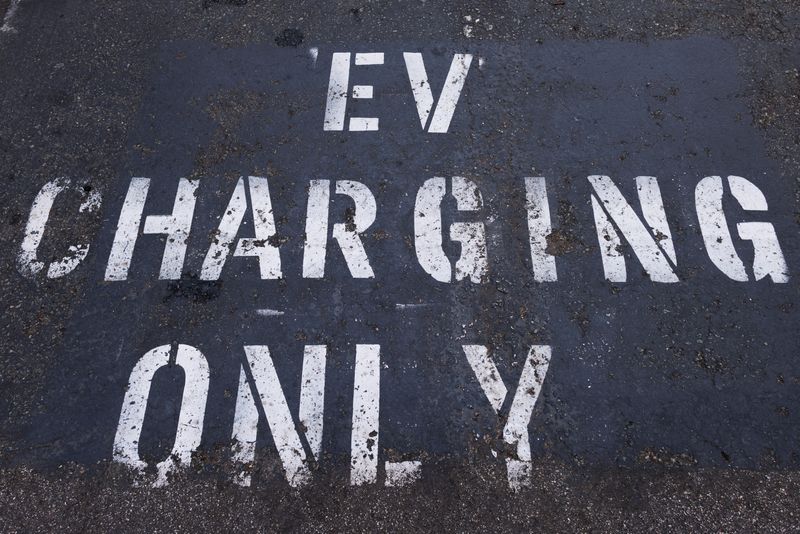 Automakers urge USDOT to quickly restart federal EV charging program