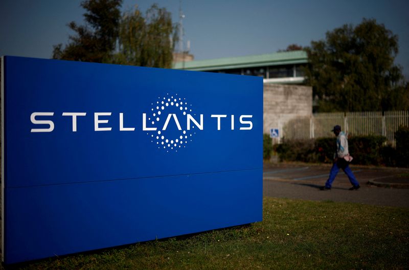 Stellantis sees revenue growth, positive cash in 2025 after critical 2024