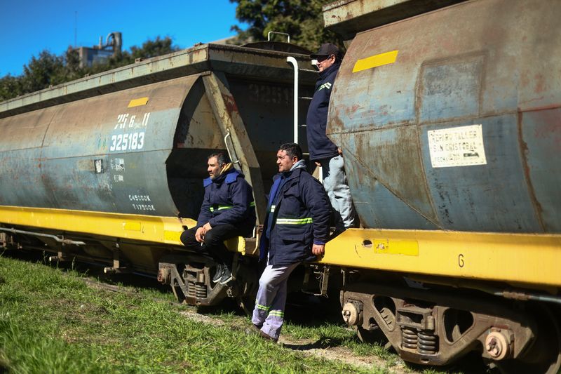 Argentine oilseed union threatens strike in key soy processing plants