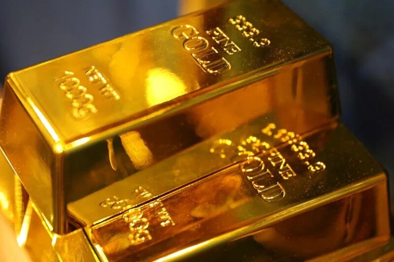 Gold prices edge up on weaker dollar, safe-haven appeal amid tariff worries