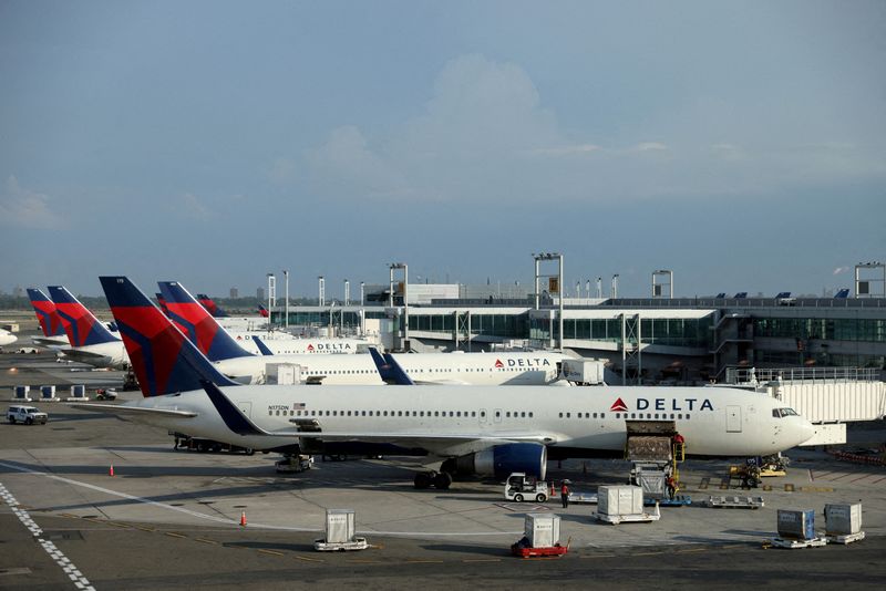 US airlines struggle to forecast their business in worsening economic fog