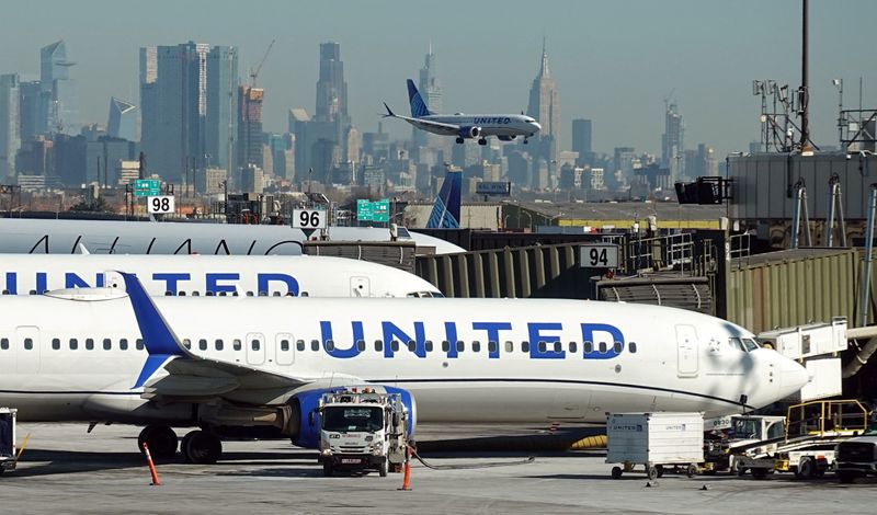 Exclusive-JetBlue negotiates partnership with United Airlines, sources say