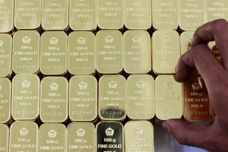 Gold prices sink as U.S.-China trade talks boost risk; Fed in focus