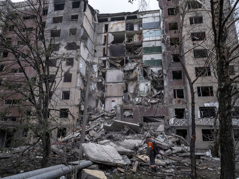 Factbox-What are the outlines and risks of a possible Ukraine peace deal?
