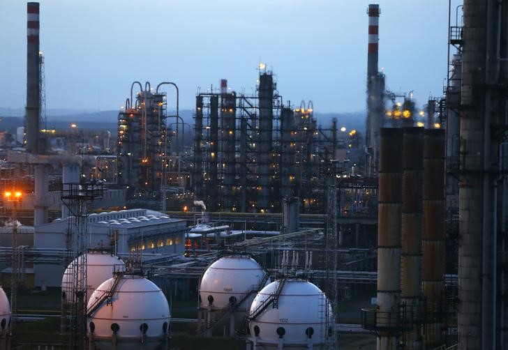 Oil prices dip slightly in thin holiday trading
