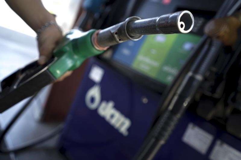 Oil prices edge lower after supply jitters, geopolitics spur strong gains