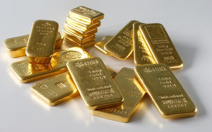Gold prices edge higher as Trump tariffs, Russia caution buoy havens